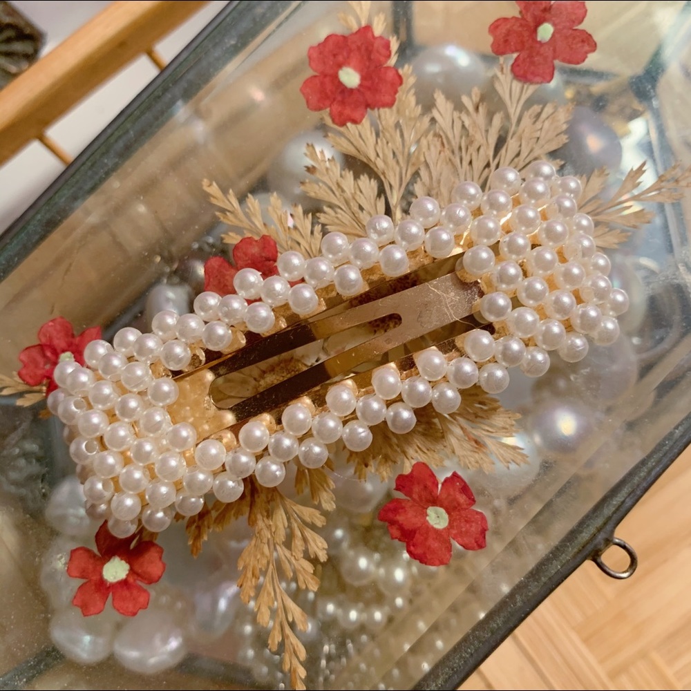 NWOT Faux-Pearl Barrette